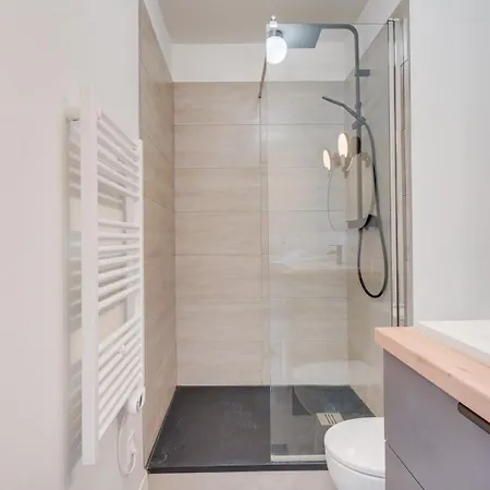 Apartment Charming, Modern Flat With Private Parking *