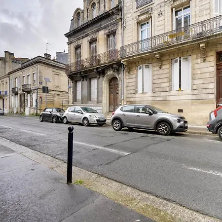 Apartment Charming, Modern Flat With Private Parking