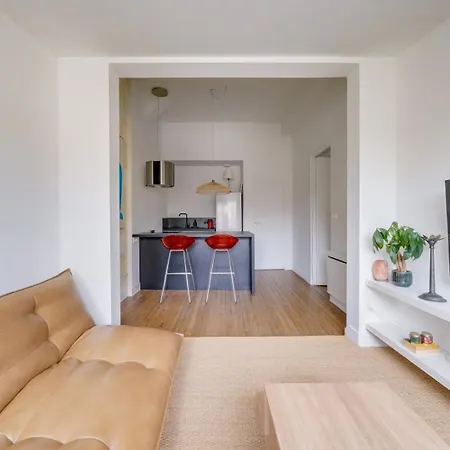 Apartment Charming, Modern Flat With Private Parking