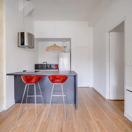 Apartment Charming, Modern Flat With Private Parking *