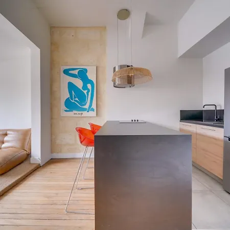 Charming, Modern Flat With Private Parking