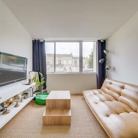Apartment Charming, Modern Flat With Private Parking